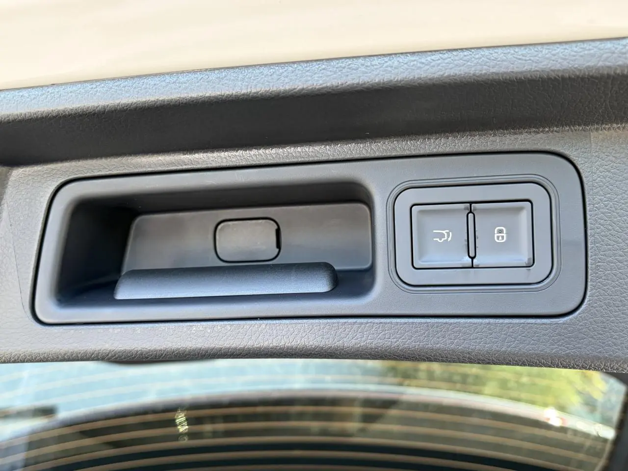 Poignée intérieure de hayon électrique avec boutons de fermeture et ouverture sur BYD SEAL U beige Boundless Cloud.