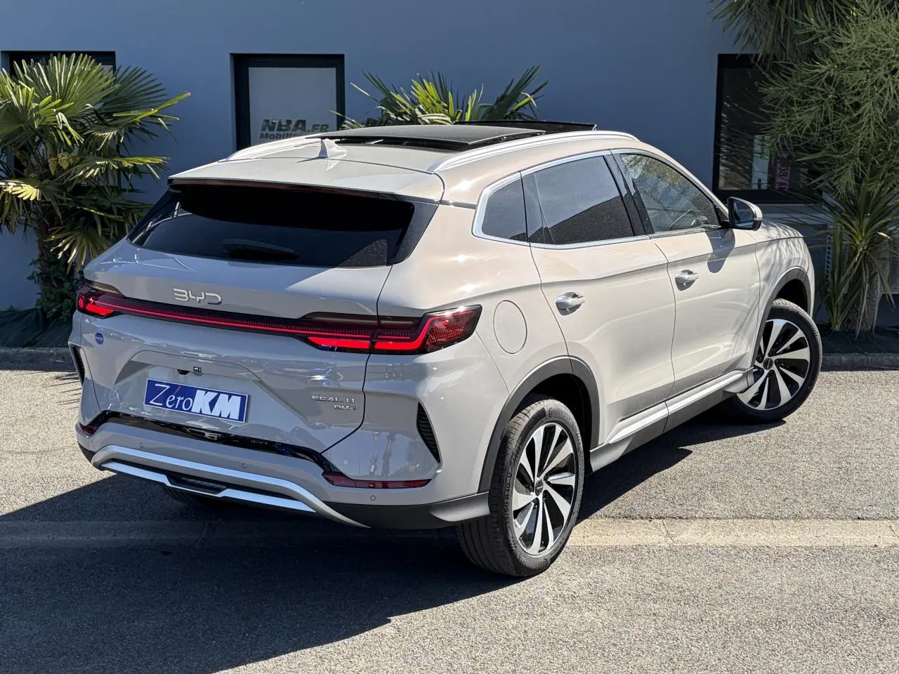 Vue 3/4 arrière droite du BYD SEAL U beige Boundless Cloud avec toit ouvrant panoramique et jantes bicolores 19 pouces.