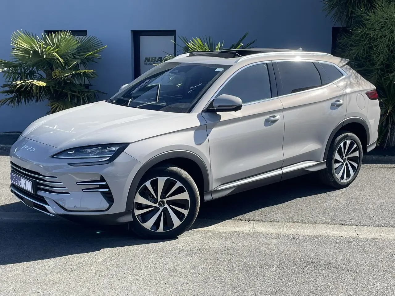 SUV BYD SEAL U 2025 couleur beige Boundless Cloud, vue 3/4 avant droit avec jantes bicolores et toit panoramique.