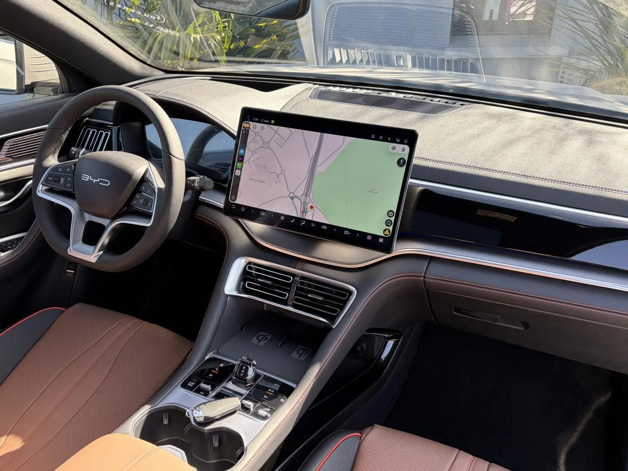 Vue intérieure côté conducteur du BYD SEAL U 2025 avec tableau de bord noir et brun et écran tactile central 15,6 pouces.