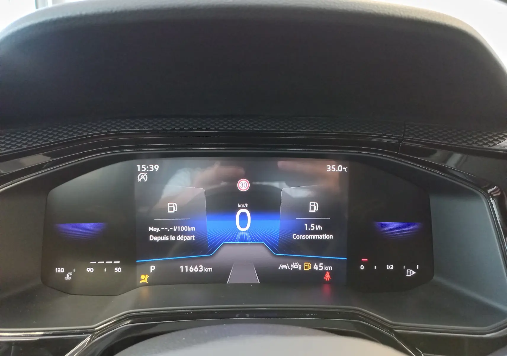 Tableau de bord numérique du Volkswagen Taigo 2025 affichant vitesse, consommation et température extérieure à 35°C.