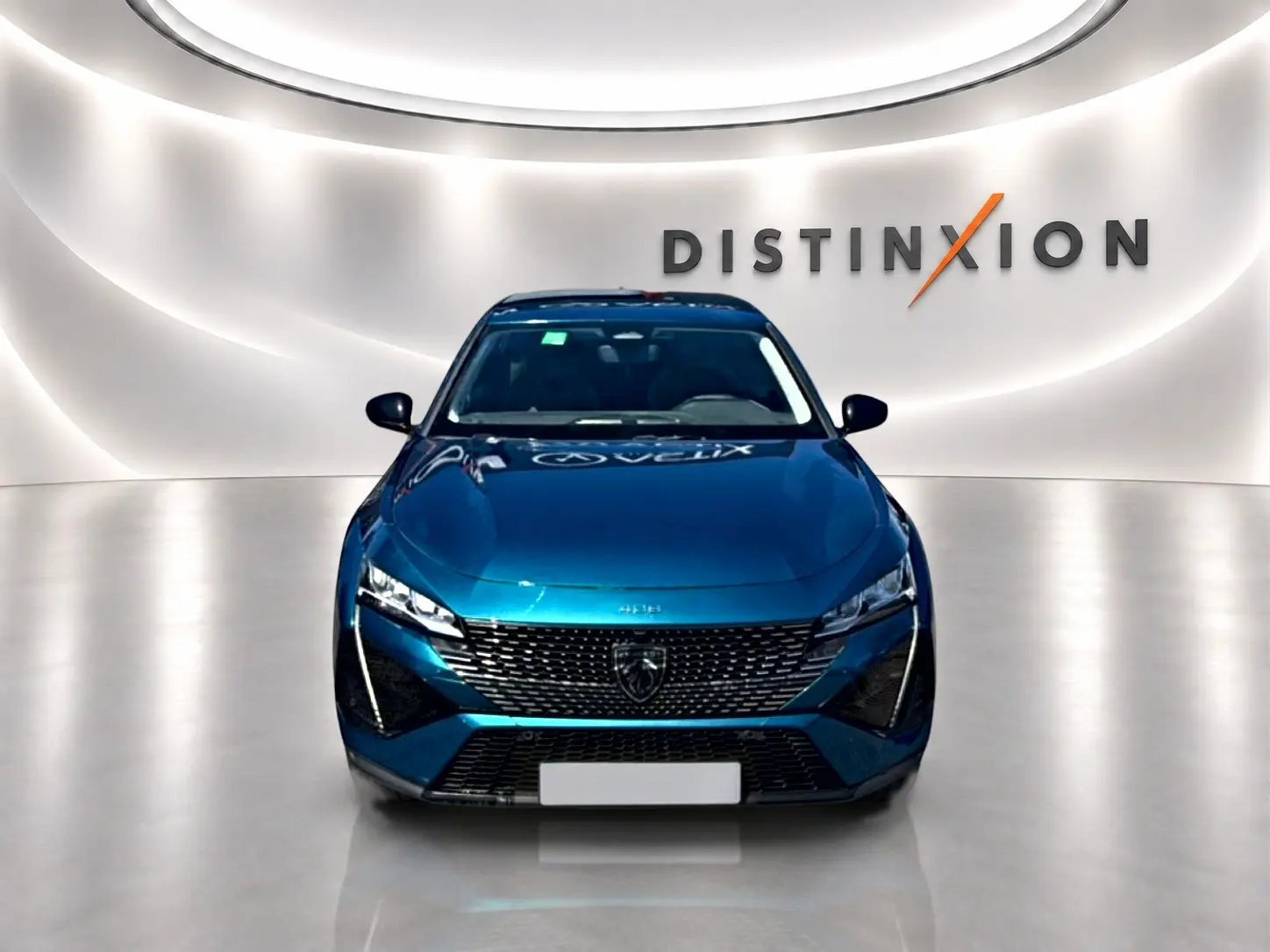 Peugeot 408 Hybrid 145 allure e-dcs6 bleu vue de face avec calandre large et feux LED verticaux allumés.
