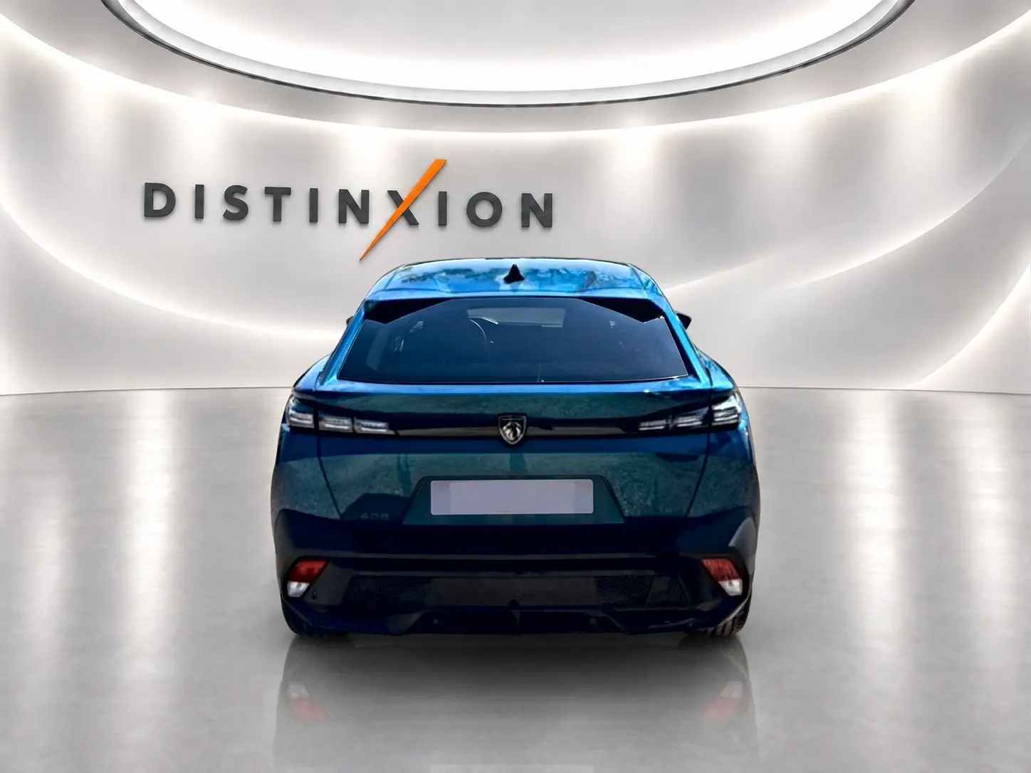 Vue arrière d'une Peugeot 408 Hybrid 145 allure e-dcs6 bleu, avec feux LED et logo distinctif au centre.