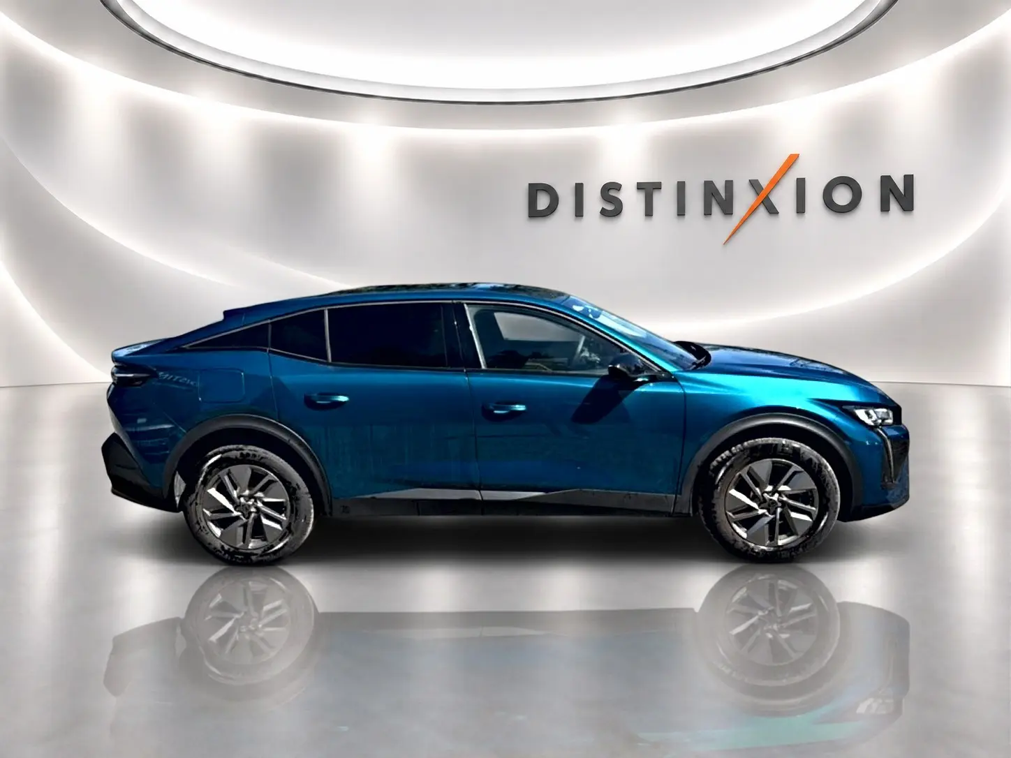 Profil droit d'une Peugeot 408 Hybrid 145 allure e-dcs6 bleu métallisé, avec jantes alu et vitres surteintées, sur fond blanc épuré.