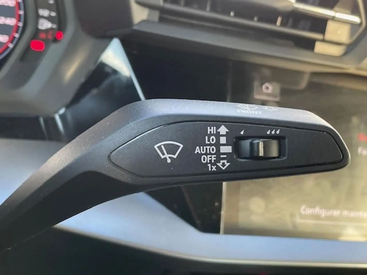 Gros plan sur la commande de l'essuie-glace dans l'habitacle de l'Audi A3 IV Berline 30 TFSI MHEV argent fleuret métal.