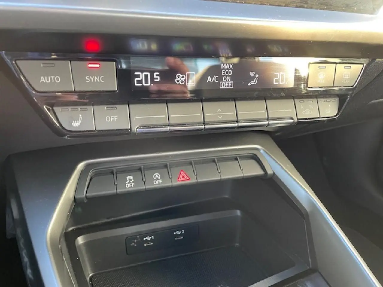 Panneau de commande de climatisation et boutons multifonctions au centre de l'habitacle de l'Audi A3 2022 finition Confort.