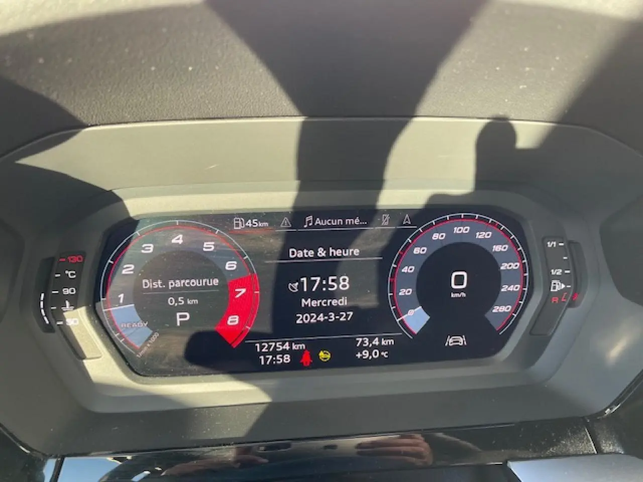 Vue rapprochée du combiné d'instruments digital couleur de l'Audi A3 2022 affichant vitesse, compte-tours et informations de trajet.