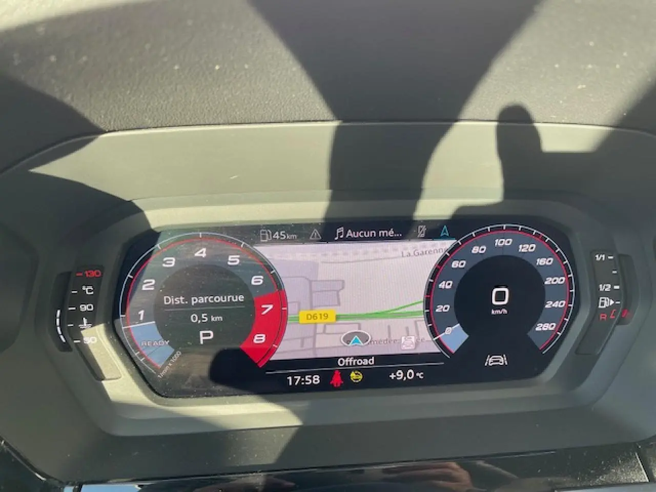 Combiné d'instruments digital de l'Audi A3 2022 affichant la navigation et la vitesse à 0 km/h.