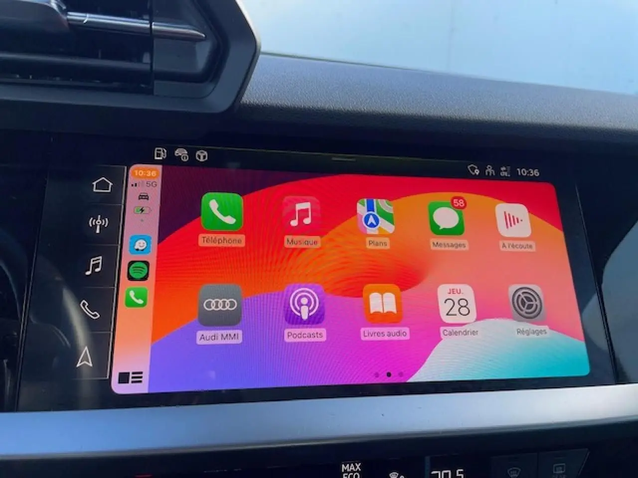 Écran tactile central de l'Audi A3 2022 affichant l'interface Apple CarPlay colorée en mode paysage.