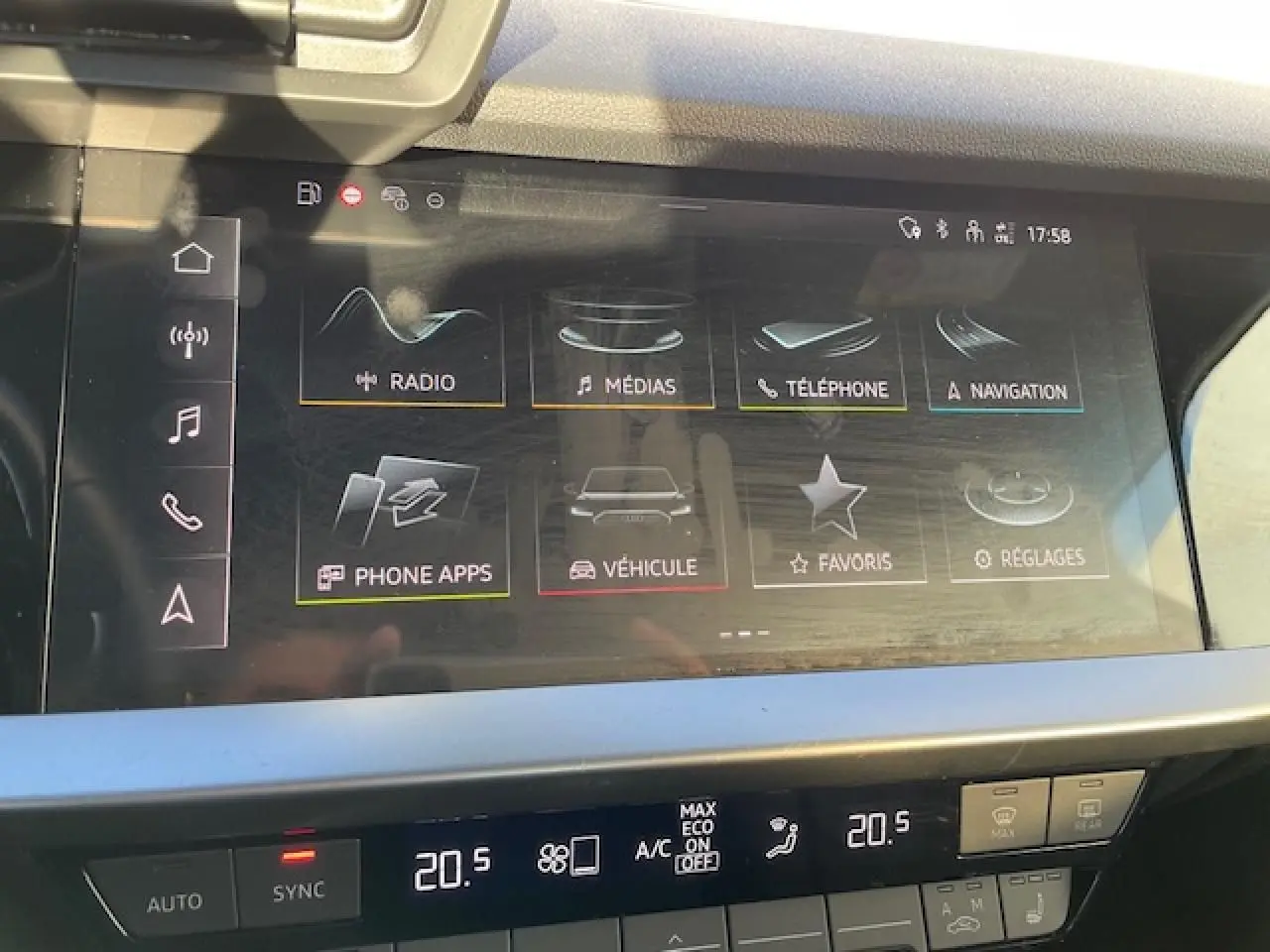 Écran tactile central de l'Audi A3 IV Berline 30 TFSI MHEV 2022 avec interface MMI navigation plus.