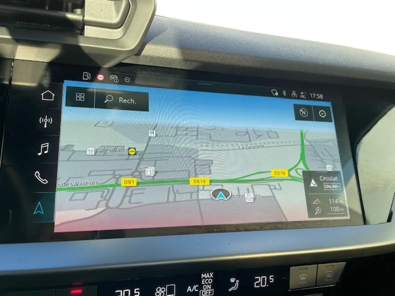 Écran tactile MMI navigation plus affichant une carte, intérieur de l'Audi A3 argent Fleuret Metal 2022.
