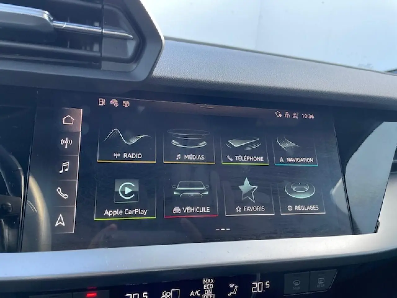 Écran tactile central de l'Audi A3 2022 affichant les options multimédias et de navigation dans un intérieur moderne.