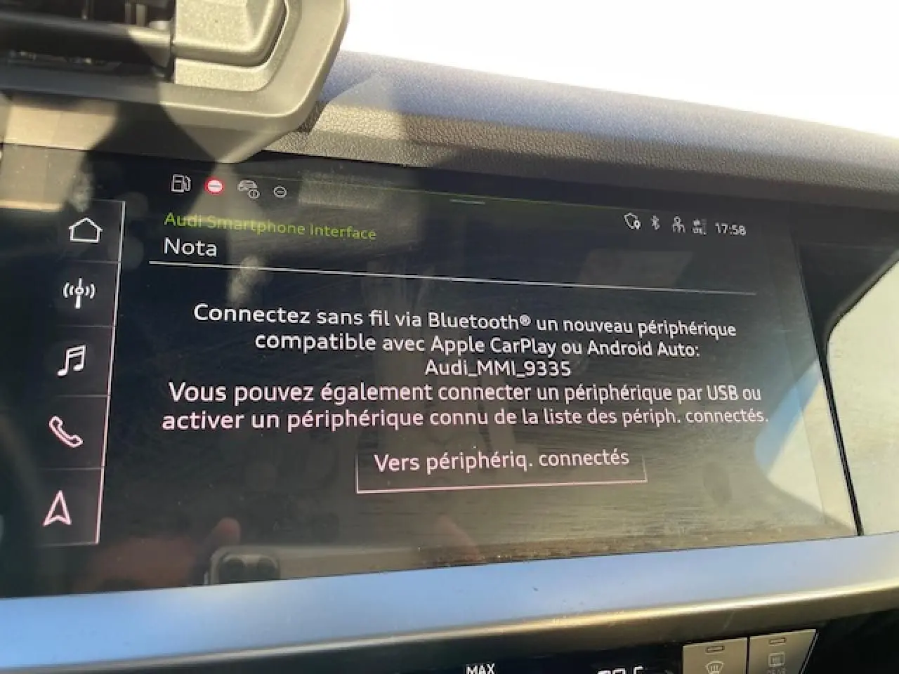 Écran tactile central de l'Audi A3 2022 affichant l'interface de connexion Bluetooth Apple CarPlay et Android Auto.