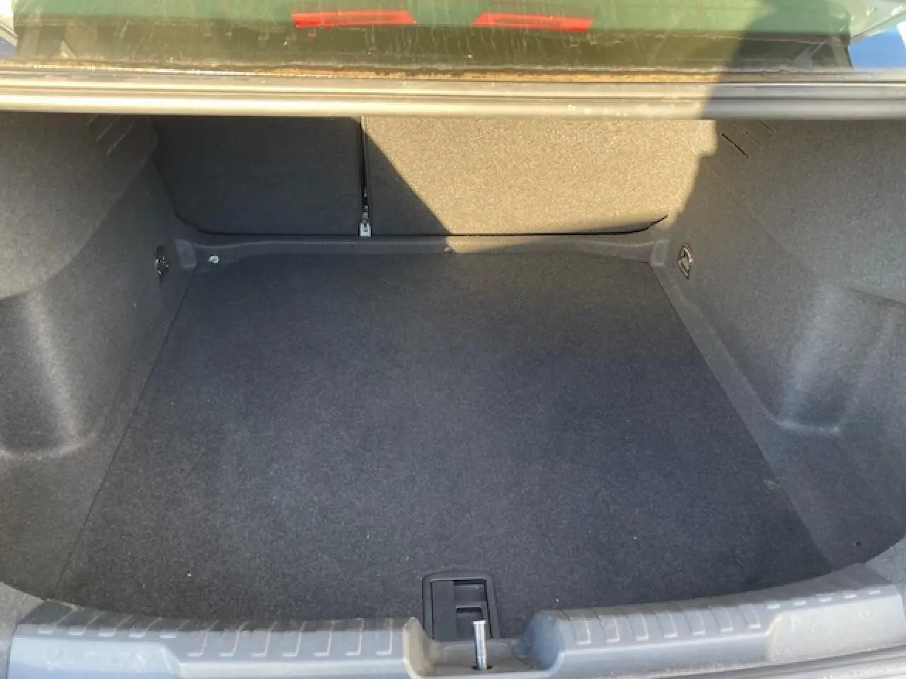 Coffre spacieux et vide de l'Audi A3 IV Berline 30 TFSI MHEV 110 Confort, vue intérieure arrière.