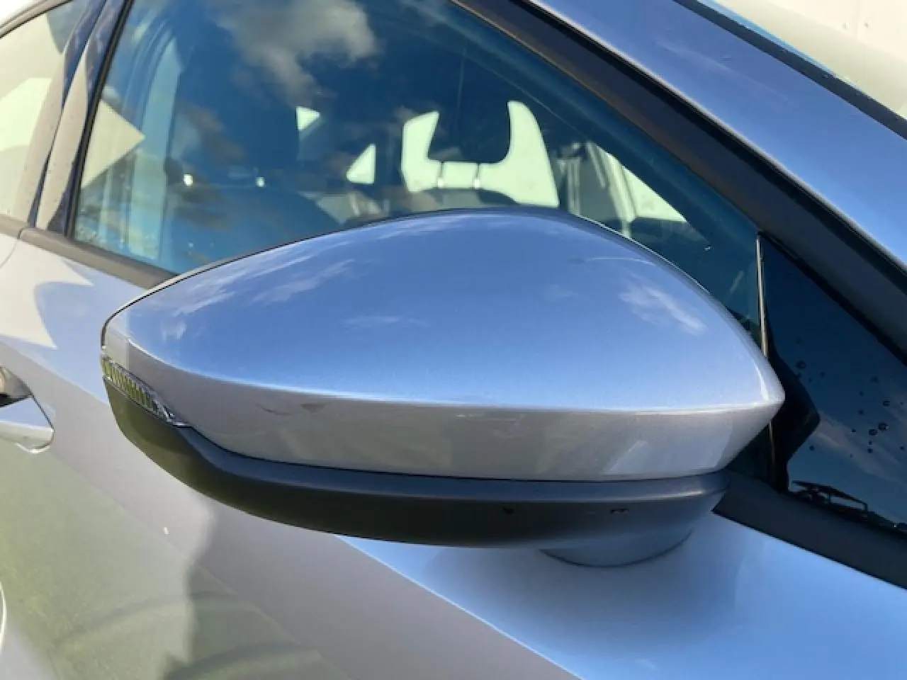 Rétroviseur côté gauche argent métallisé d'une Audi A3 IV Berline 30 TFSI MHEV 2022 avec clignotant intégré.