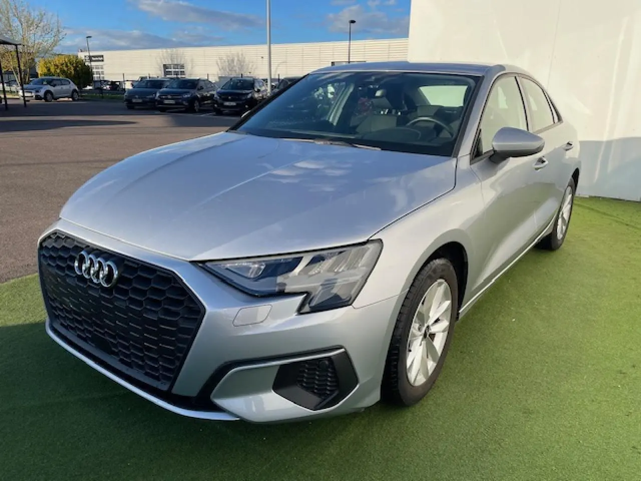 Audi A3 IV Berline 30 TFSI MHEV argent, vue 3/4 avant droit sur fond extérieur avec calandre noire hexagonale.