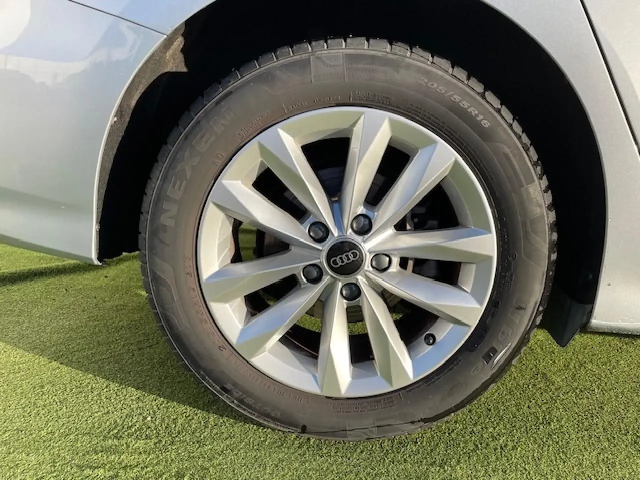 Gros plan sur la jante alliage 5 branches argentée d'une Audi A3 IV Berline 30 TFSI MHEV couleur argent fleuret métal.