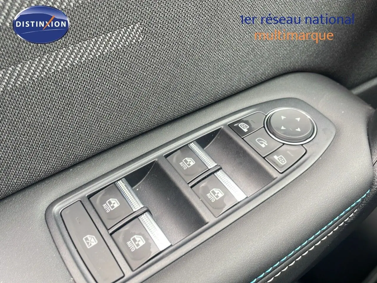 Commandes des vitres électriques et réglage des rétroviseurs sur la porte côté gauche du Renault Captur E-Tech hybride 2025.