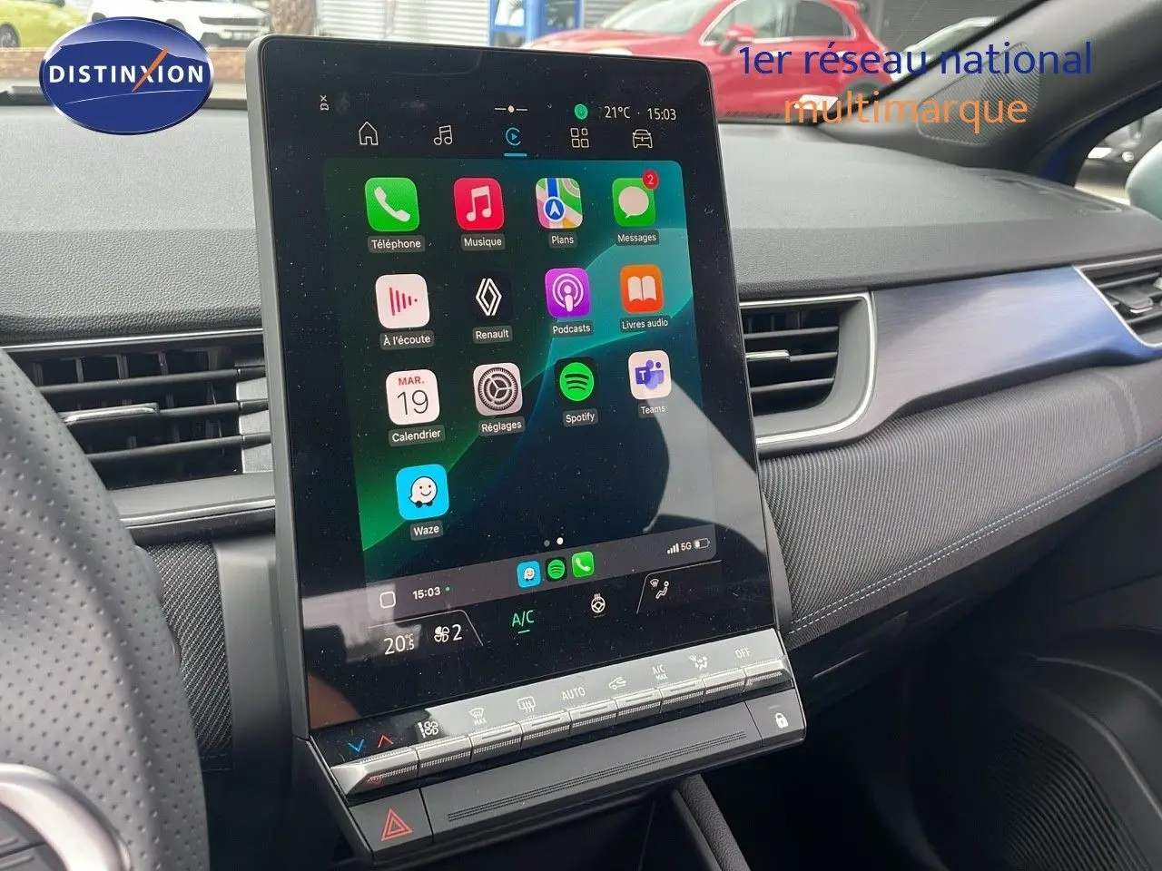 Écran tactile central allumé dans l'habitacle du Renault Captur E-Tech hybride 2025, vue de côté droit.