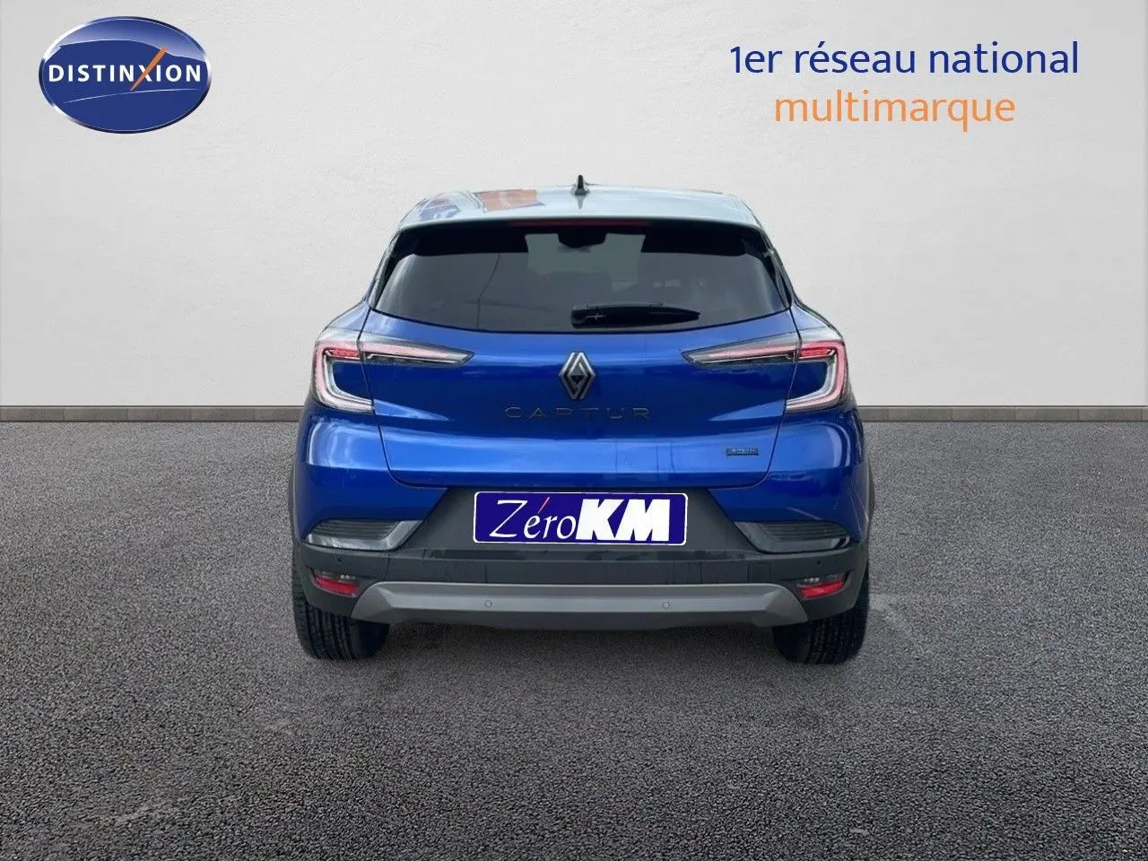 Vue arrière d'un Renault Captur bleu Iron Metal avec toit gris, mettant en valeur ses feux LED fins et son design compact.