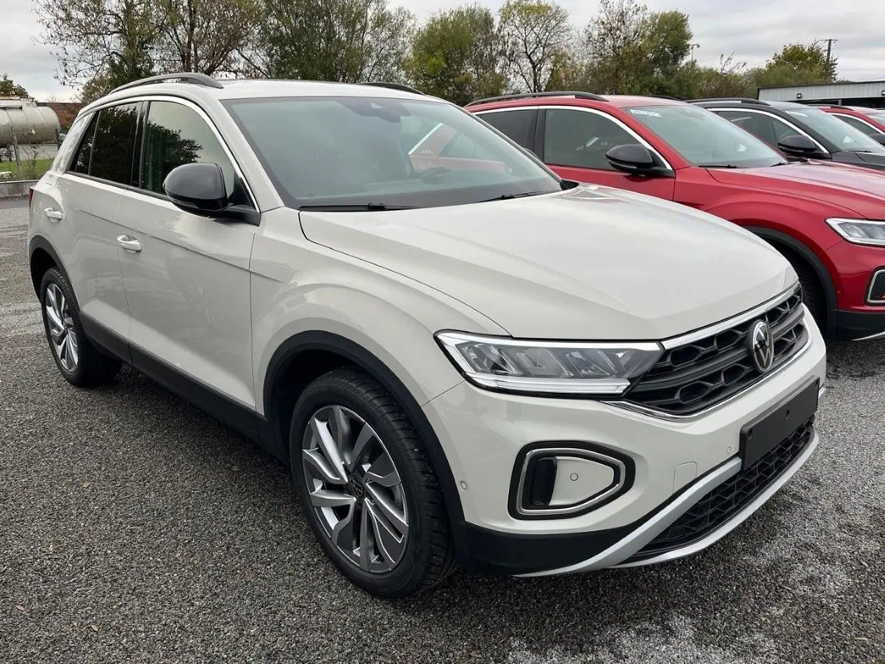 Volkswagen T-Roc gris Ascot en 3/4 avant droit, avec jantes alliage et feux LED distinctifs.