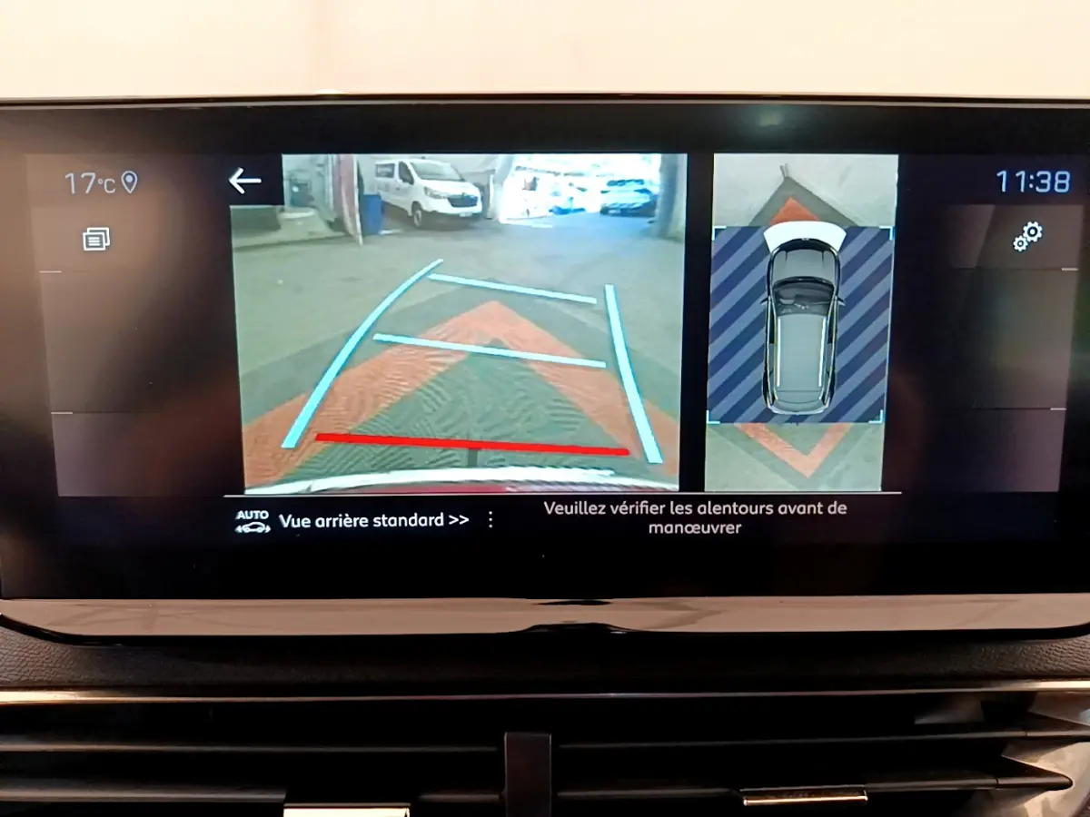 Affichage écran tactile intérieur montrant la caméra de recul et vue 360° du Peugeot 3008 GT rouge de 2021