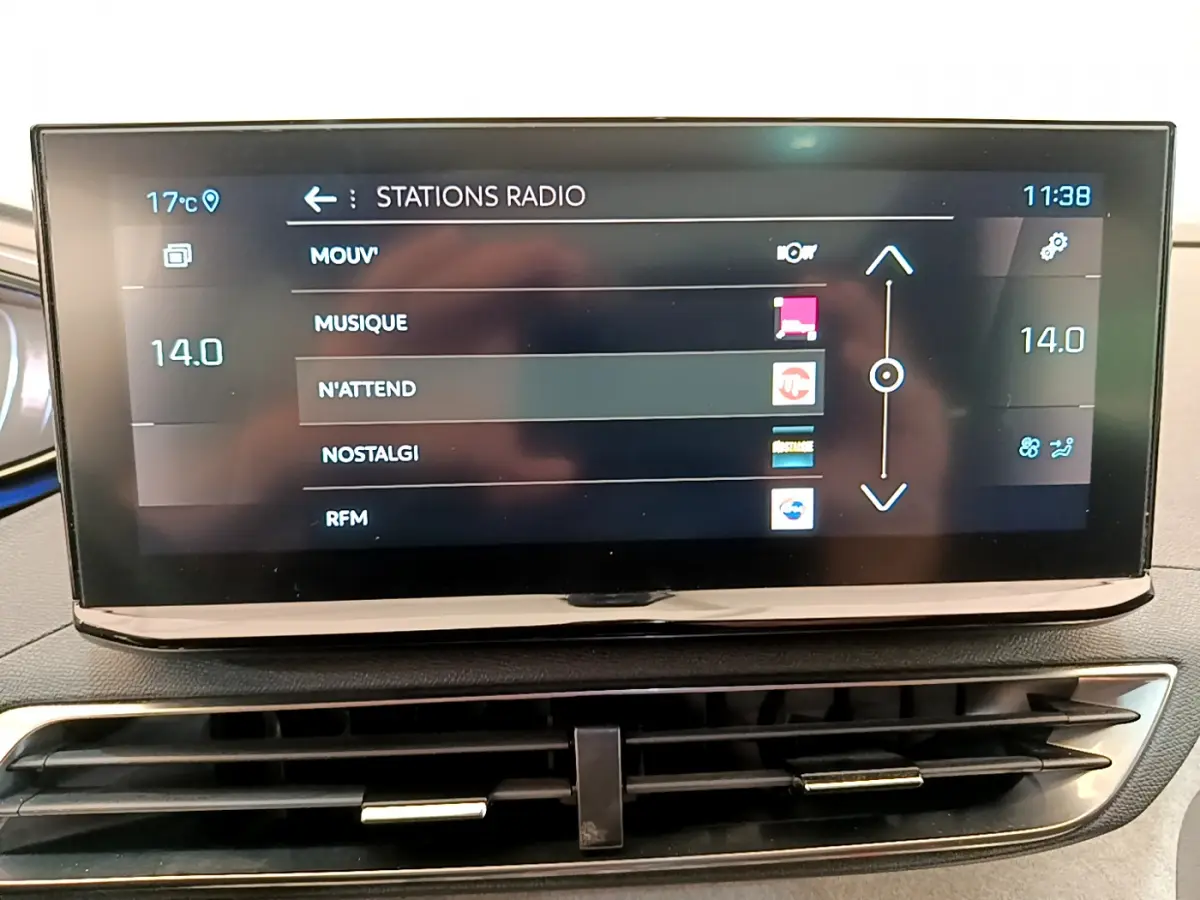 Écran tactile central du tableau de bord du Peugeot 3008 GT 2021 affichant les stations radio et la température à 14°C