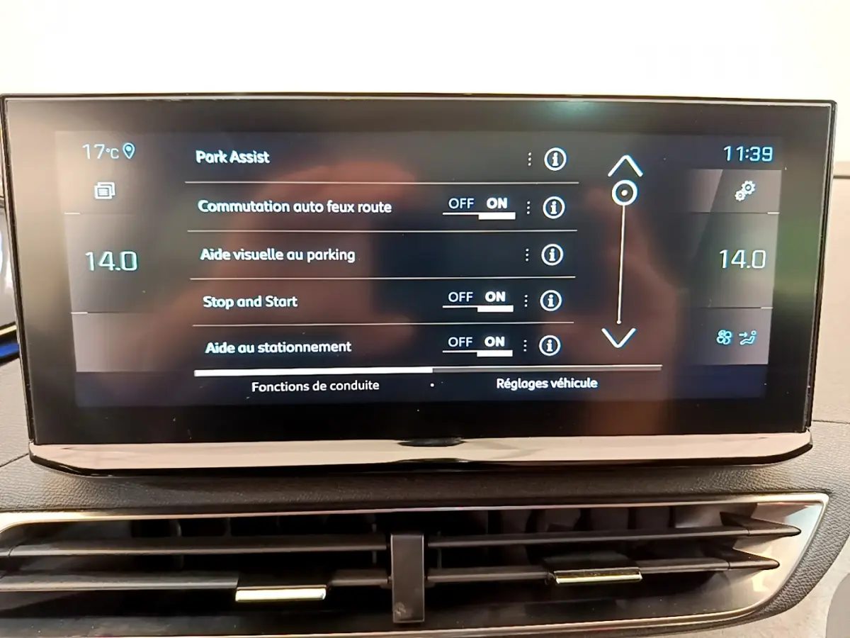 Écran tactile central du tableau de bord du Peugeot 3008 GT affichant les réglages d'aide au stationnement et conduite.