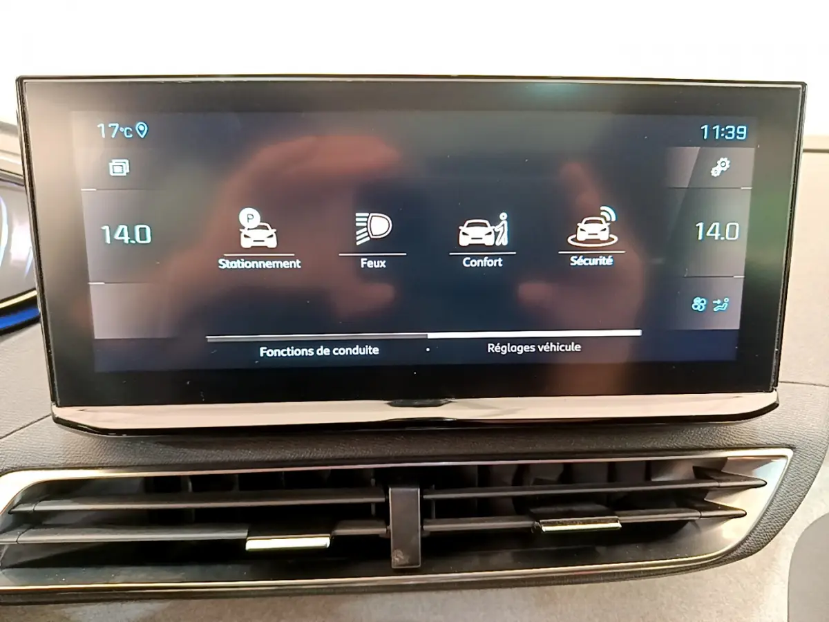 Écran tactile central du tableau de bord du Peugeot 3008 GT affichant les réglages de conduite et confort.