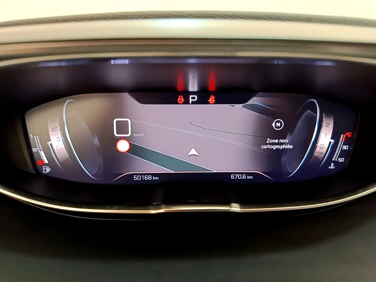 Tableau de bord numérique du Peugeot 3008 GT 2021 affichant la navigation et les compteurs digitaux.
