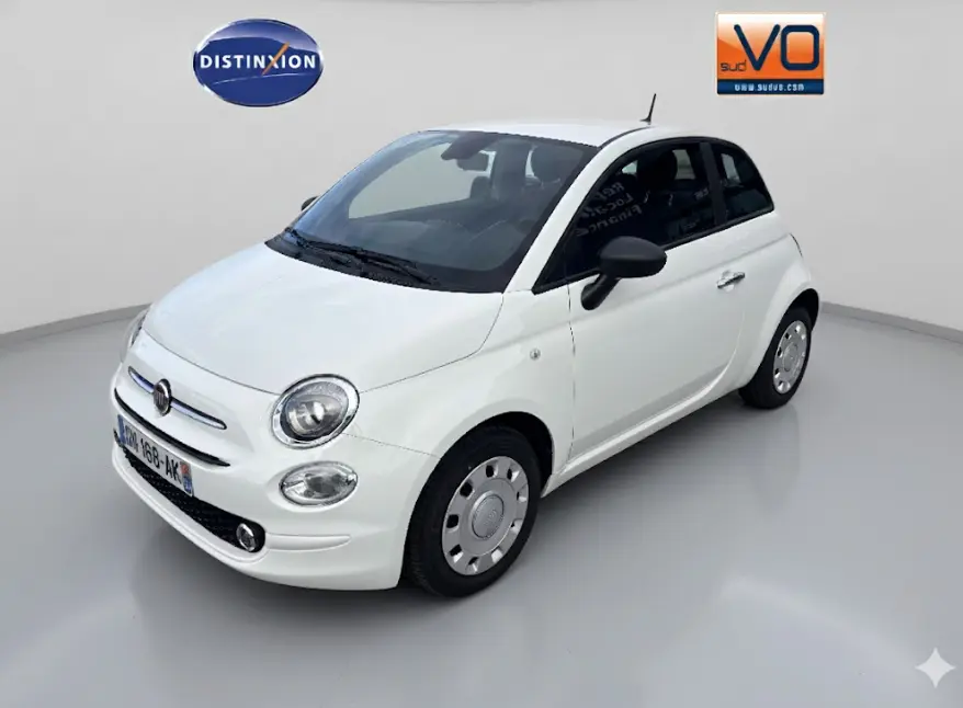 Vue 3/4 avant d'une FIAT 500 blanche 2023 avec jantes acier et rétroviseurs noirs dans un studio lumineux.