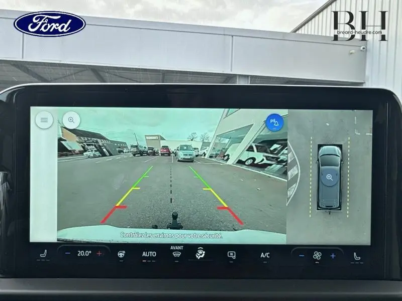 Écran tactile montrant la caméra de recul et vue 360° du Ford Transit Custom gris lunaire, angle arrière droit.