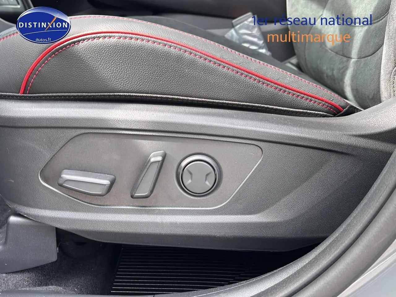 Réglages électriques du siège conducteur avec surpiqûres rouges sur l’intérieur noir du Hyundai Tucson Gris Shadow.