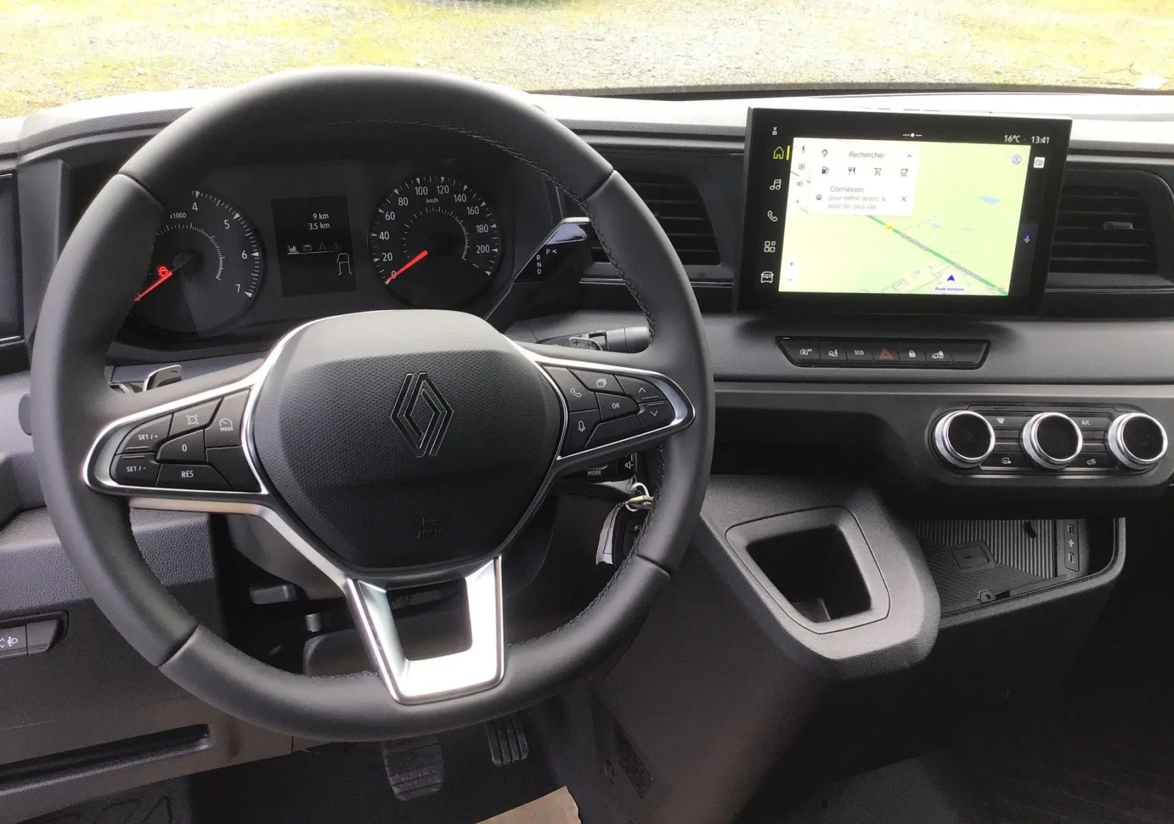 Vue intérieure du tableau de bord du Renault Master blanc 2026, avec volant multifonction et écran tactile de navigation.