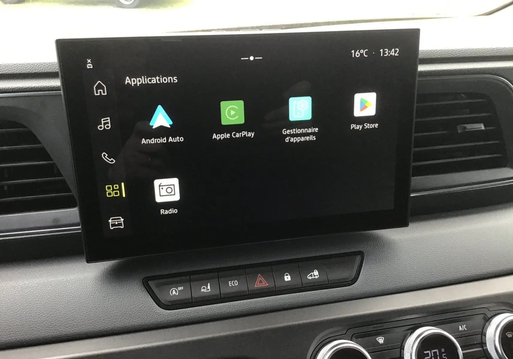 Écran tactile central du Renault Master 2026 affichant les applications Android Auto, Apple CarPlay et Play Store, intérieur gris.