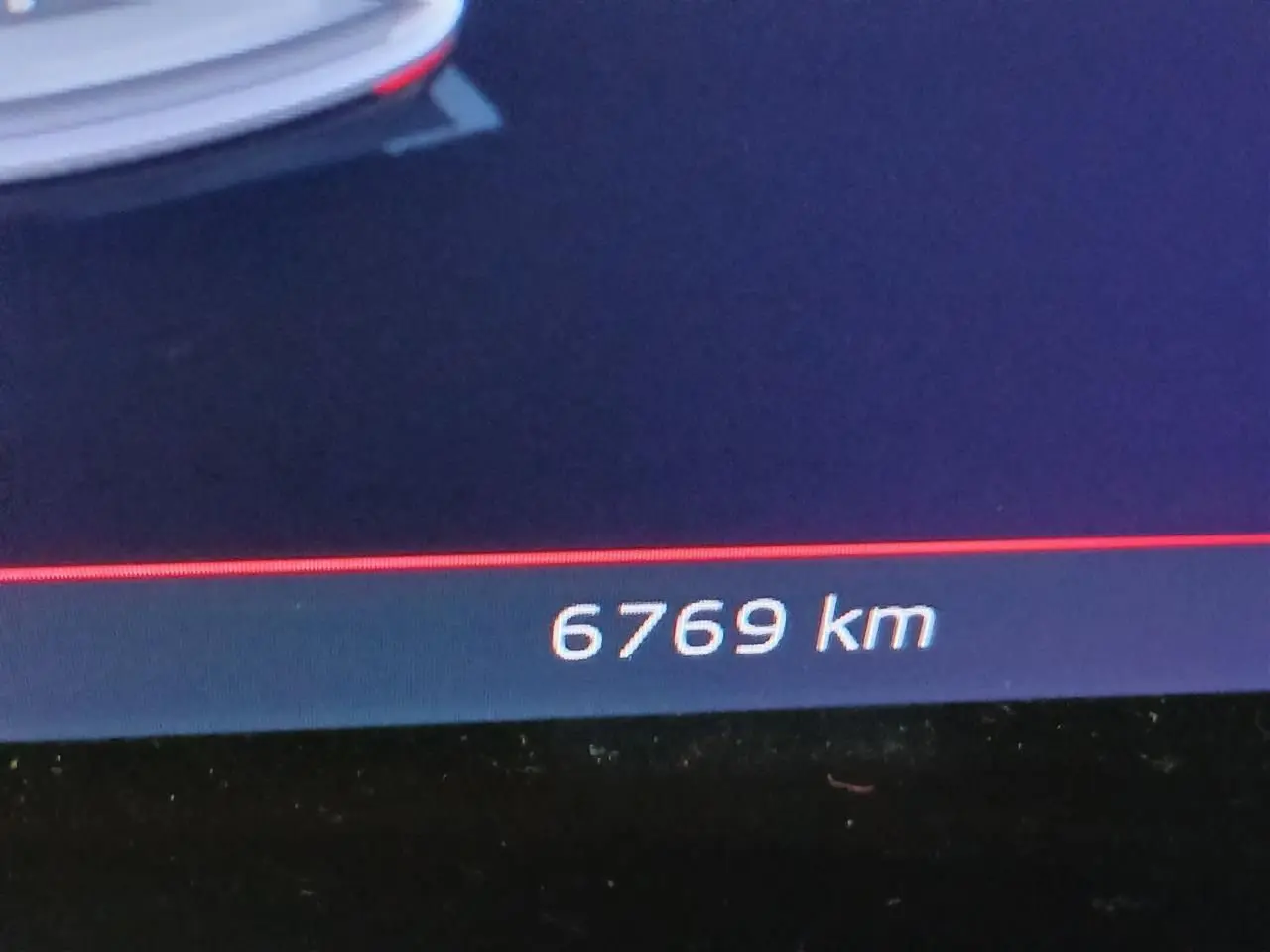 Vue 3/4 avant droite du Skoda Karoq 1.5 TSI 150 DSG7 Sportline 2025 en blanc lune avec détails sportifs visibles.