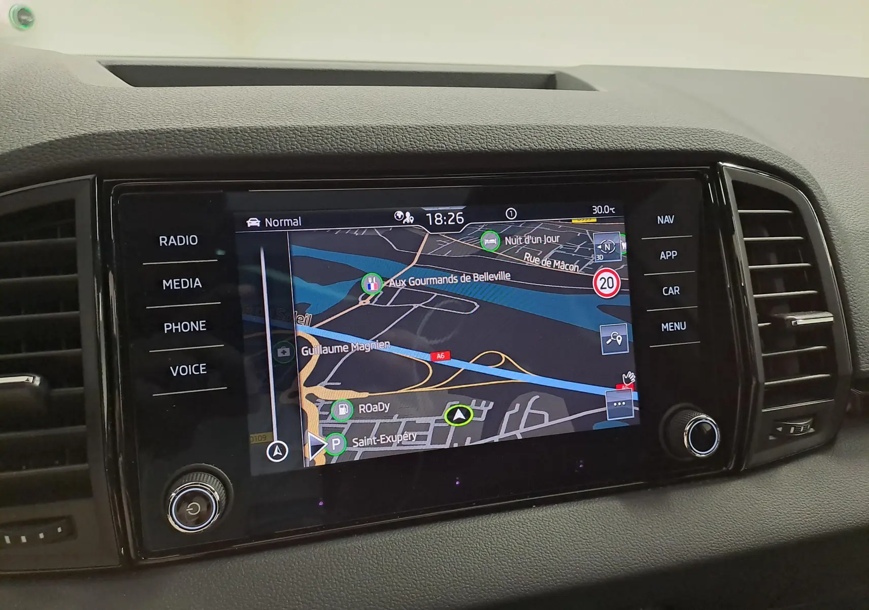 Vue rapprochée de l'écran tactile central du Skoda Karoq 2025 blanc lune affichant la navigation GPS.