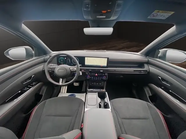 Vue intérieure avant du Hyundai Tucson 1.6 Hybrid N Line 2026, tableau de bord moderne avec écran tactile 12,3 pouces et volant cuir.