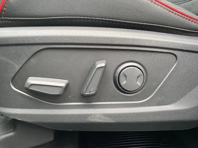 Détail des commandes électriques de réglage du siège avant du Hyundai Tucson 1.6 Hybrid gris foncé.