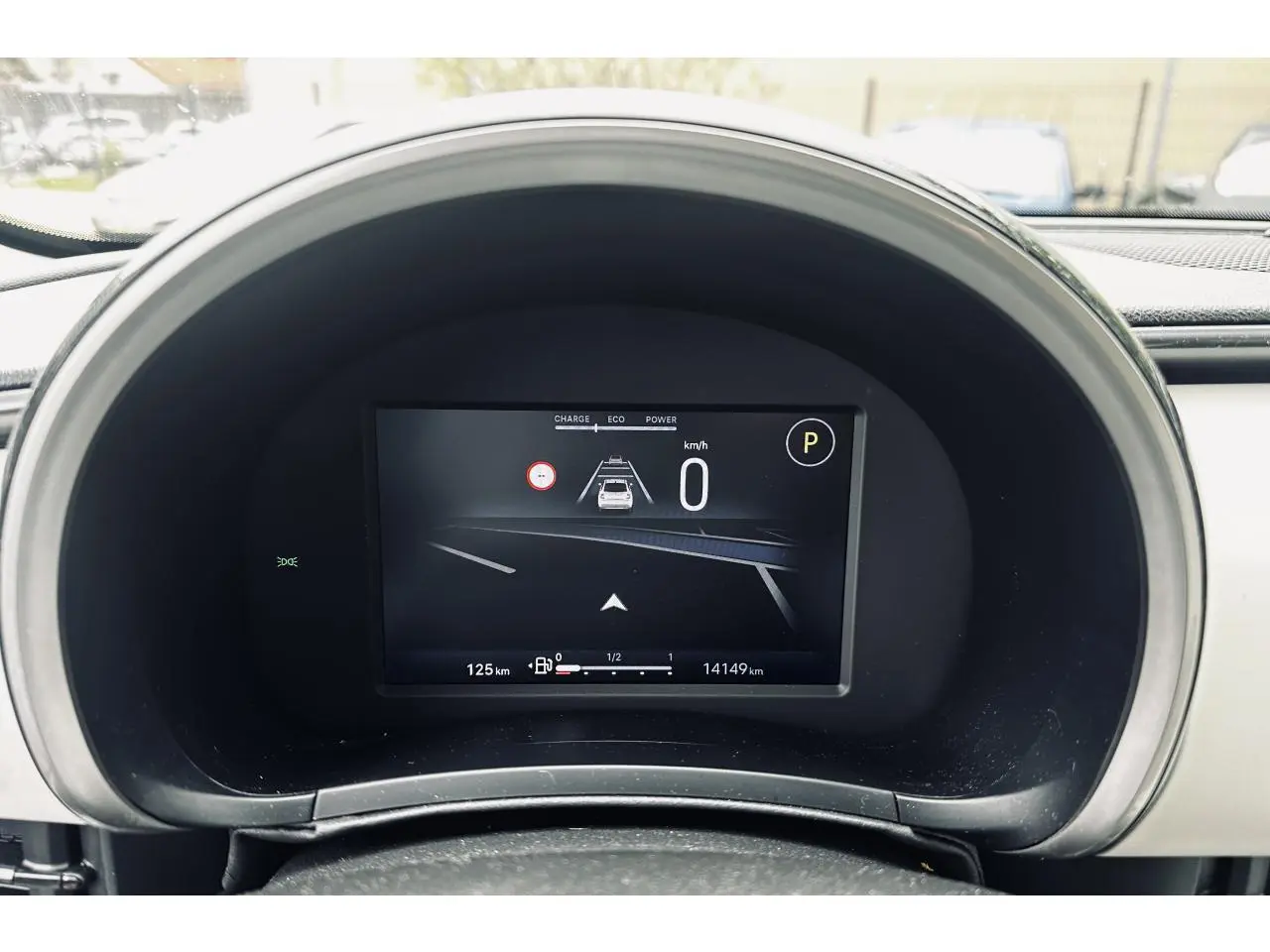 Vue rapprochée du combiné d'instrumentation numérique 7 pouces du Fiat 600 La Prima, affichant la vitesse et l'assistance à la conduite.