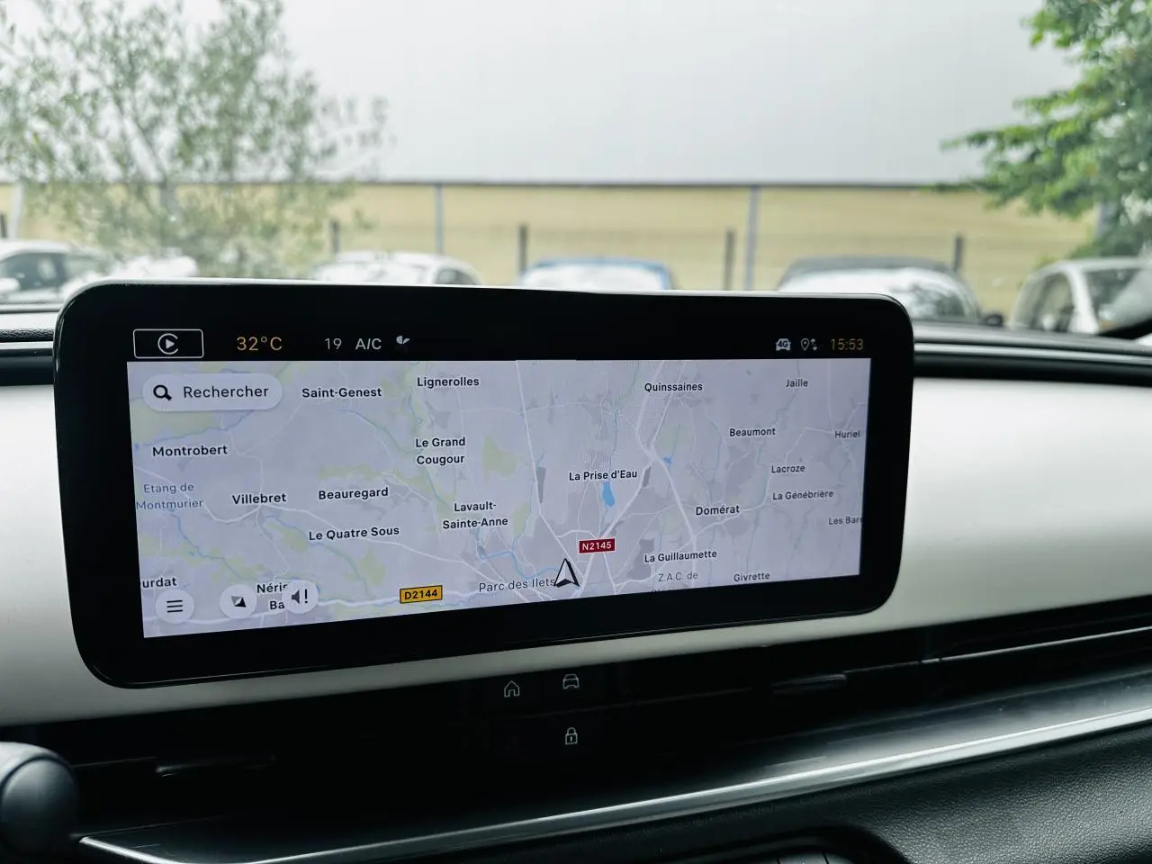 Écran tactile central affichant la navigation dans l’habitacle ivoire du FIAT 600 bleu clair, vue avant intérieure.