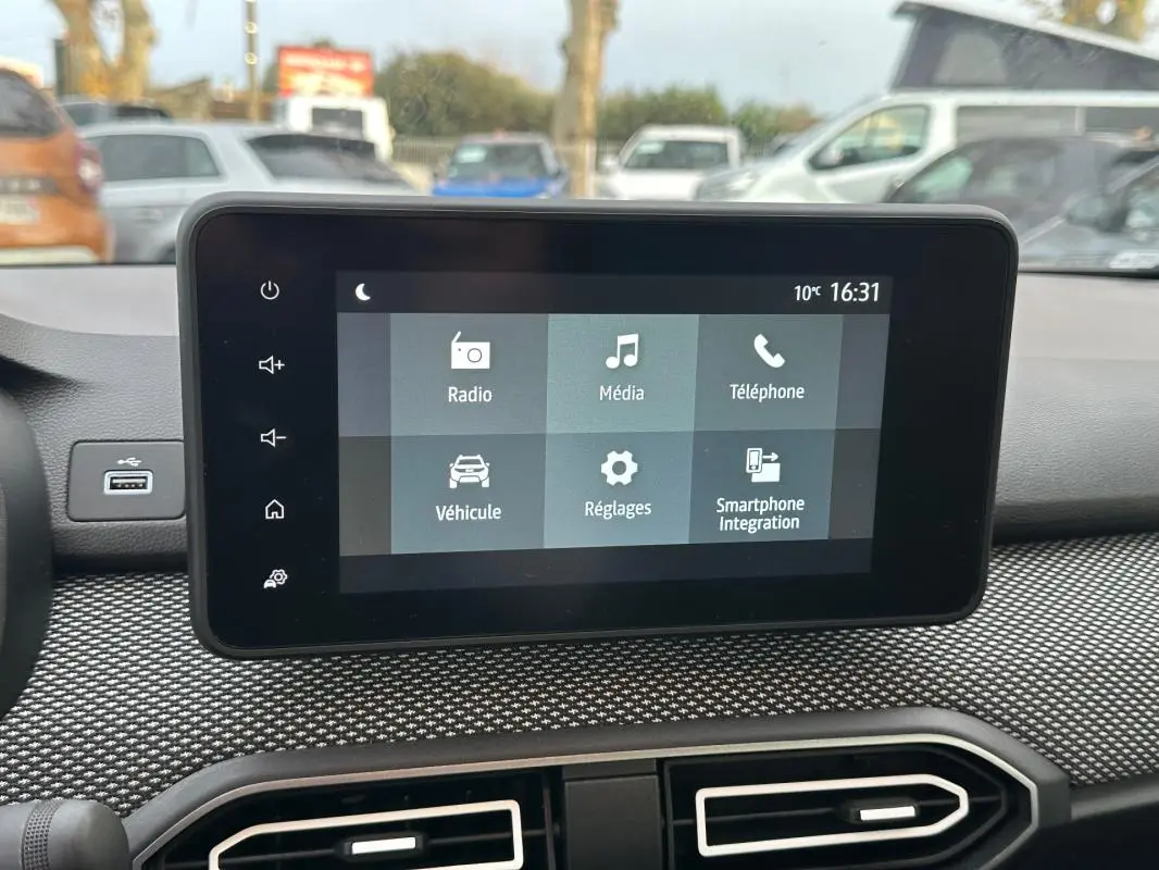 Vue rapprochée de l'écran tactile central du tableau de bord de la Dacia Sandero 2024, affichant le menu multimédia.