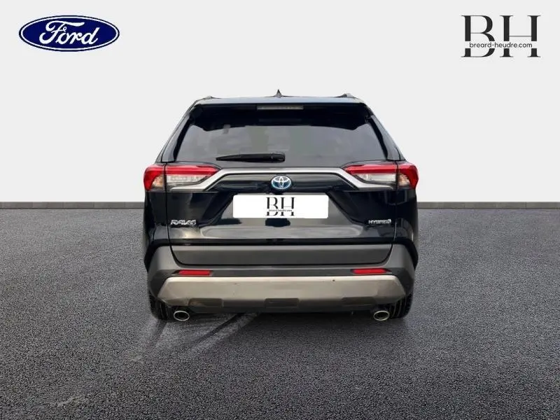 Vue arrière d'un Toyota RAV4 noir métallisé avec feux LED et double sortie d'échappement visible.