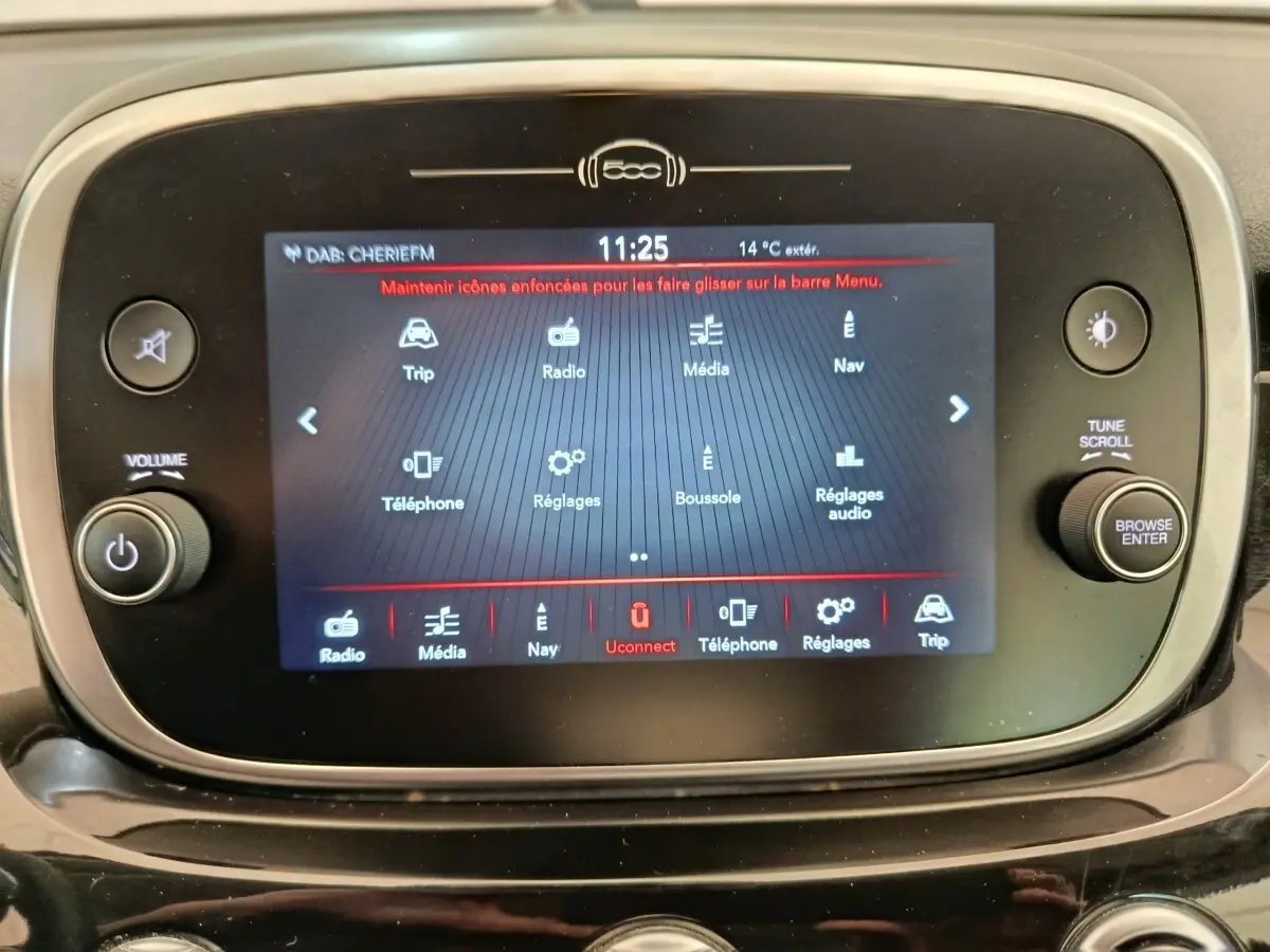 Écran tactile central de la Fiat 500X blanc, affichage multimédia avec menus radio, navigation et téléphone.