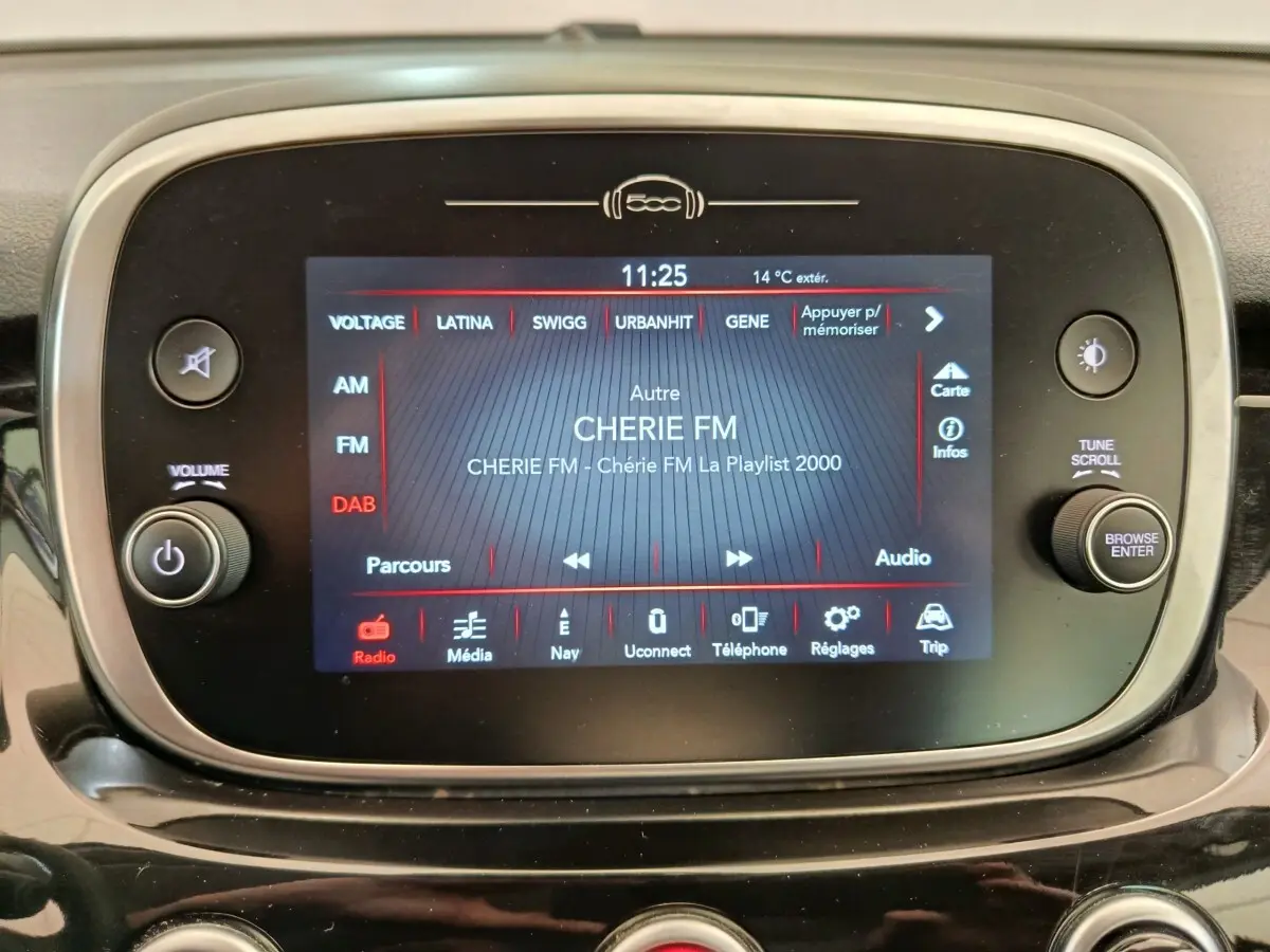 Écran tactile central du tableau de bord de la Fiat 500X blanc, affichant la radio Cherie FM.