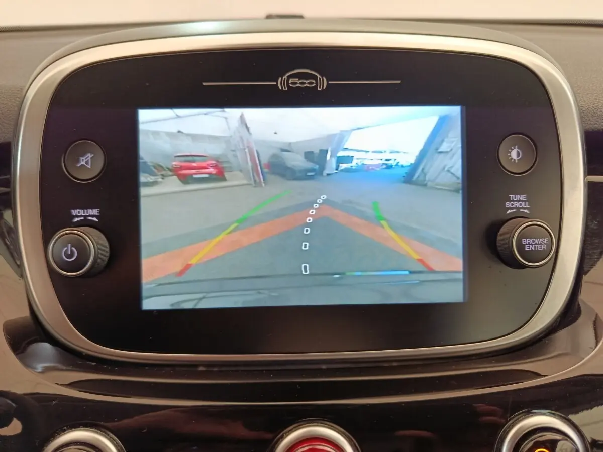 Écran tactile intérieur montrant la caméra de recul avec guidage dynamique, vue arrière dans un garage.