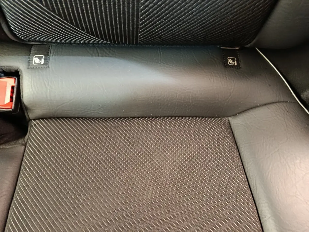 Gros plan sur la banquette arrière en tissu et simili cuir noir du Fiat 500X Cross 2020, avec attaches Isofix visibles.