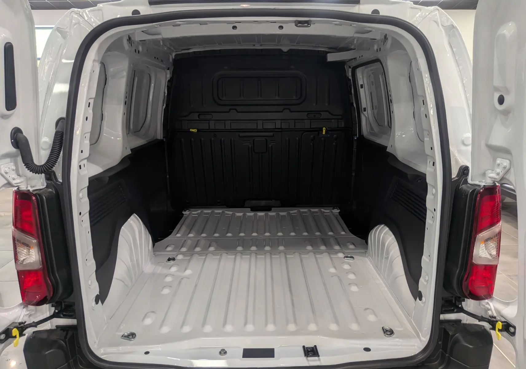 Vue arrière ouverte du Citroën Berlingo Van blanc 2025, montrant l’espace de chargement vide et les portes battantes.