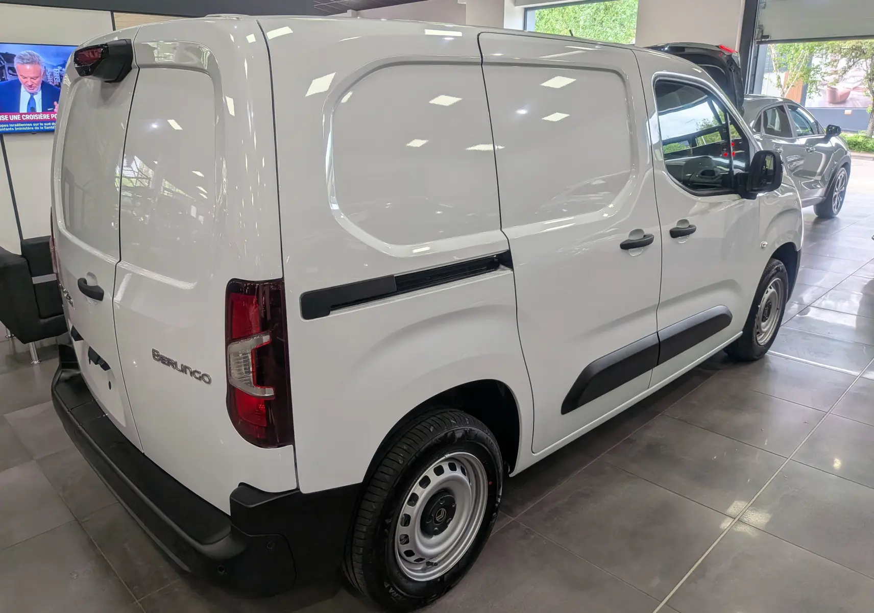 Vue 3/4 arrière droite d’un Citroën Berlingo blanc 2025 version VAN Diesel, avec portes latérales pleines et jantes acier.