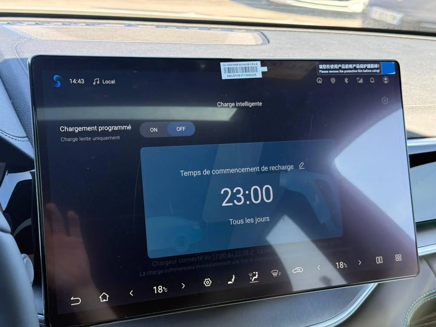 Écran tactile central du tableau de bord du BYD SEAL U 1.5 DM-i en intérieur, affichant la programmation de recharge.